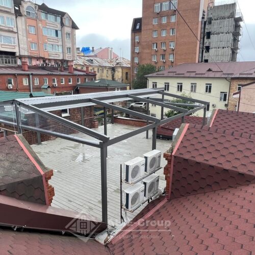 Фотографии алюминиевой двухскатной перголы со сдвижным тентом и вертикальными zip-маркизами. г.Владивосток, Приморский край.