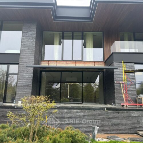 Фотографии выполненных работ компании «ABIE-GROUP» Испанской кассетной маркизы Kyma на террасу загородного дома. КП Миллениум парк, муниципальный округ Истра, Московская область.