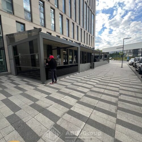 Фотографии выполненных работ компании «ABIE-GROUP» Алюминиевой перголы со сдвижным тентом с габаритами 30х6 м, дополнительно было установлено гильотинные остекление . г.Москва